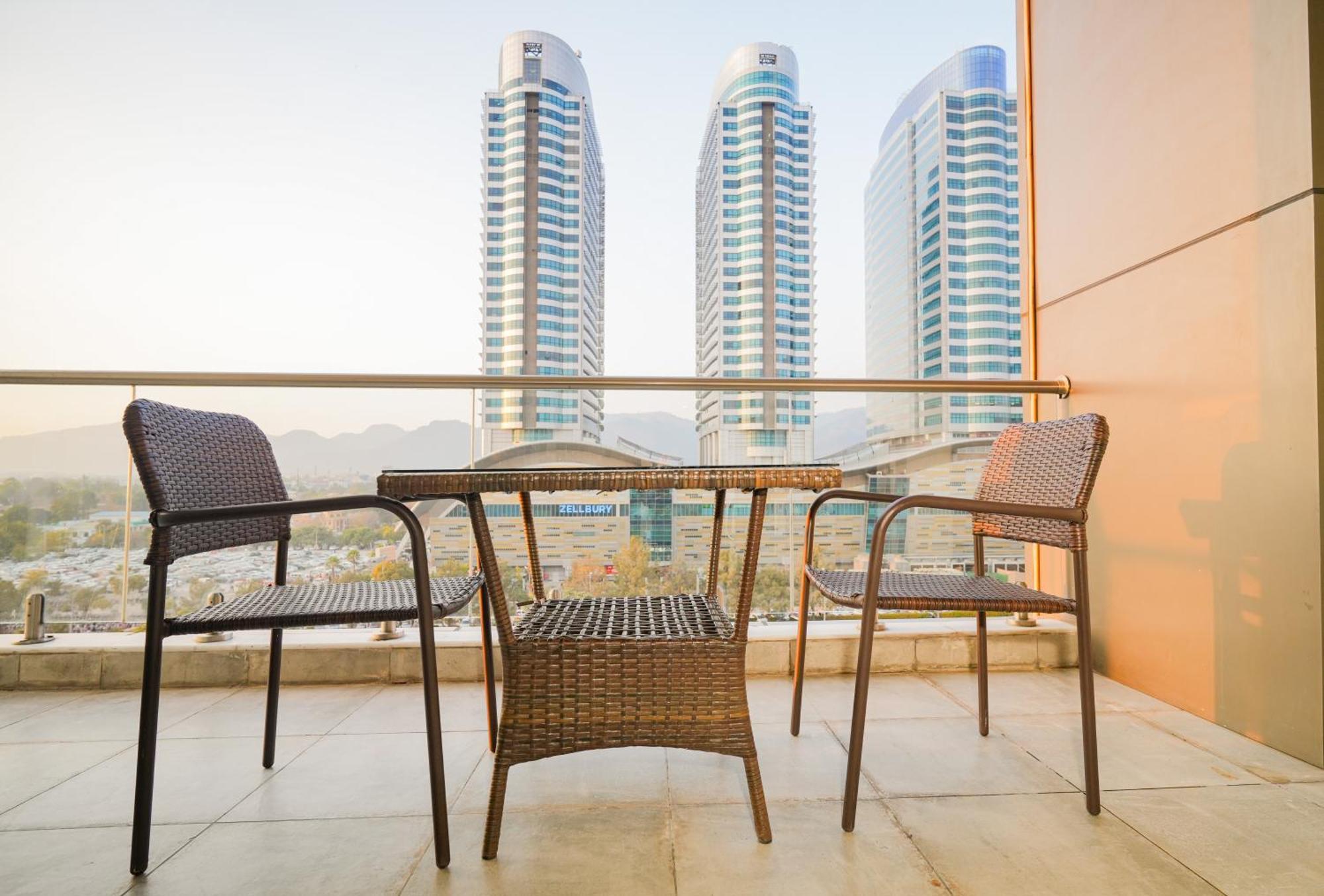 איסלמאבד Cozy 2-Bedroom Apartment With King Beds, Balcony & Stunning Views At Elysium מראה חיצוני תמונה